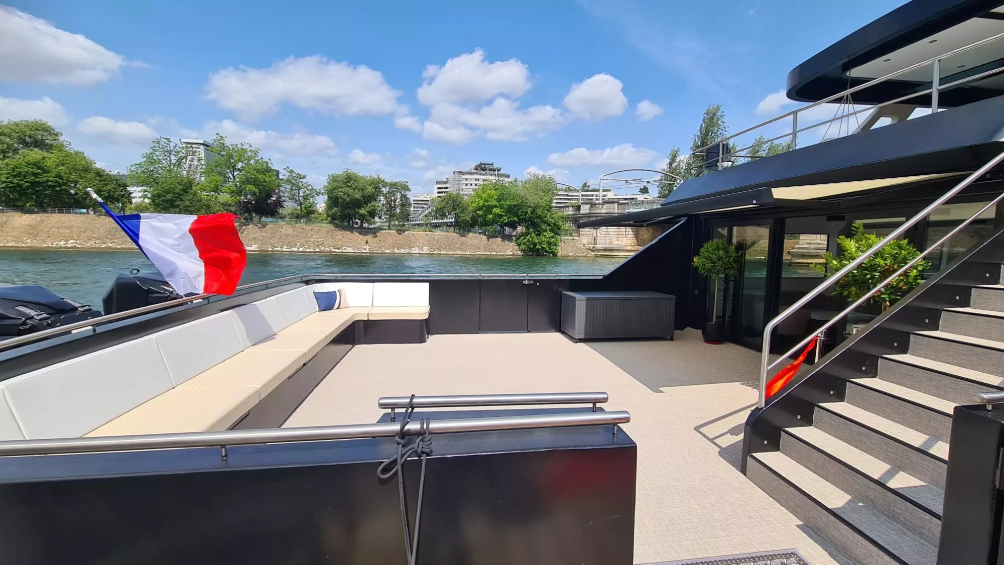 yacht a paris - perle noire
