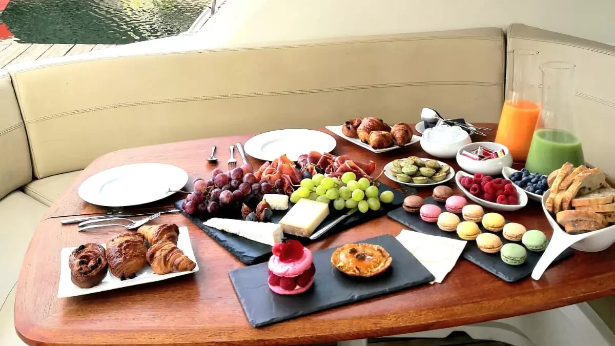 Table dressée pour un déjeuner de prestige à bord sur la Seine à Paris